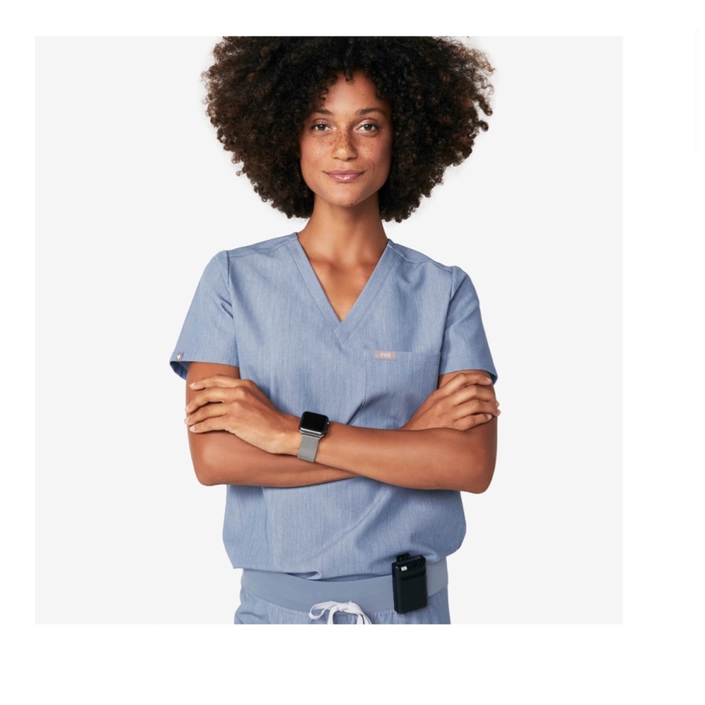 Women's caterina one pocket figs light blue chambray scrub top